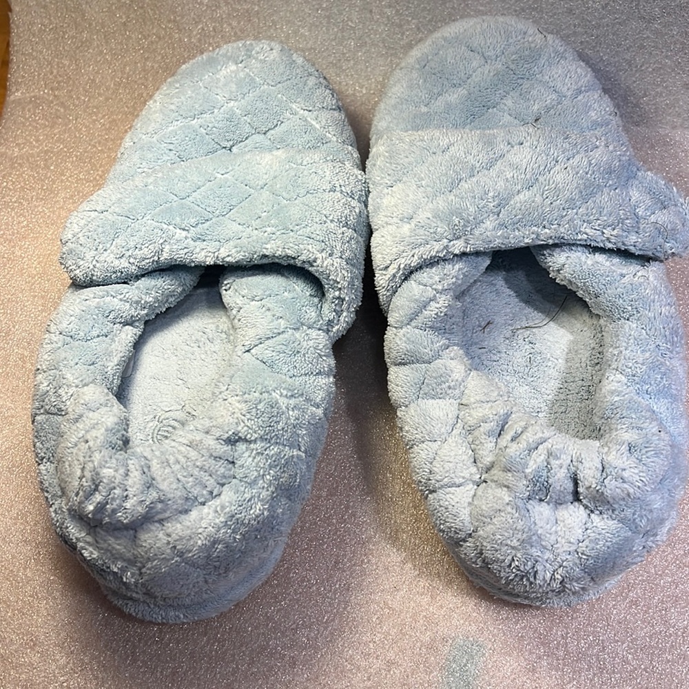 Acorn size 8/9 light blue slippers with Velcro strap closure, super comfy